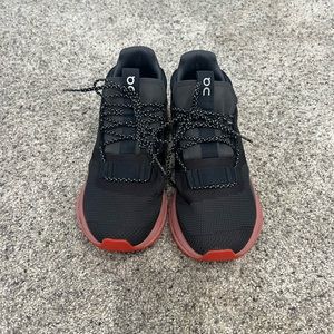 Mens On Cloud size 8.5 (women’s 9.5)